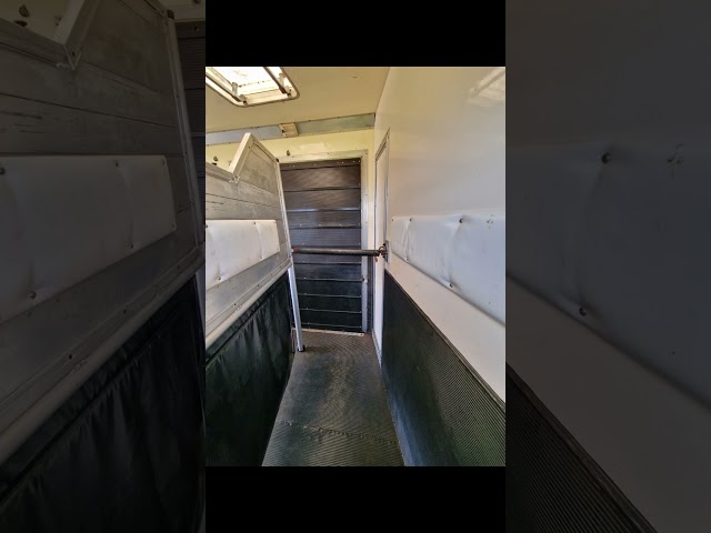 Camion 4 Chevaux Mercedes 914