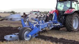 preview picture of video 'McCormick X 7.660 tractor with Overum EX 5 furrow plough.'