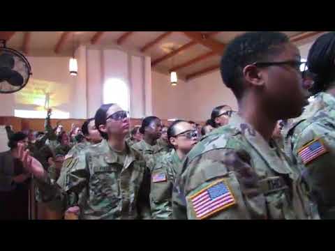 Soldados adorando a Dios. La tierra canta, el cielo adora
