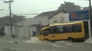 preview picture of video 'Arroyo(fuertes lluvias) desplaza buses en Barranquilla, impactante'