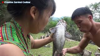 Download lagu Primitive Life Find Food Meet Catfish and Fruit - Survival Skills cooking fish - Eating delicious mp3