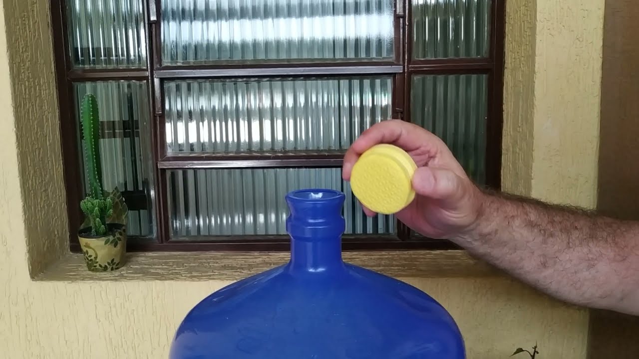 Colocando a tampa de EVA no galão 10 e 20 L
