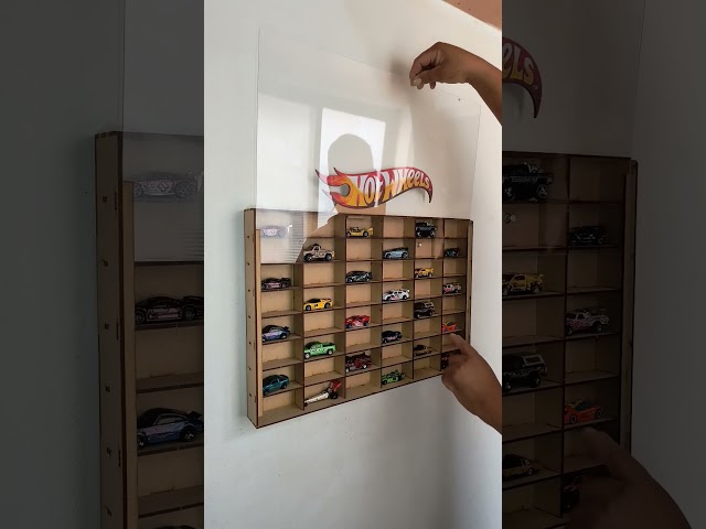 Vídeo relacionado con Luwecf Estuche Expositor para Modelos de Autos Coleccionables con Led Puerta Acrílica Deslizante Escenario de Garaje Función Antipolvo Adecuado para Colecció, Depósito