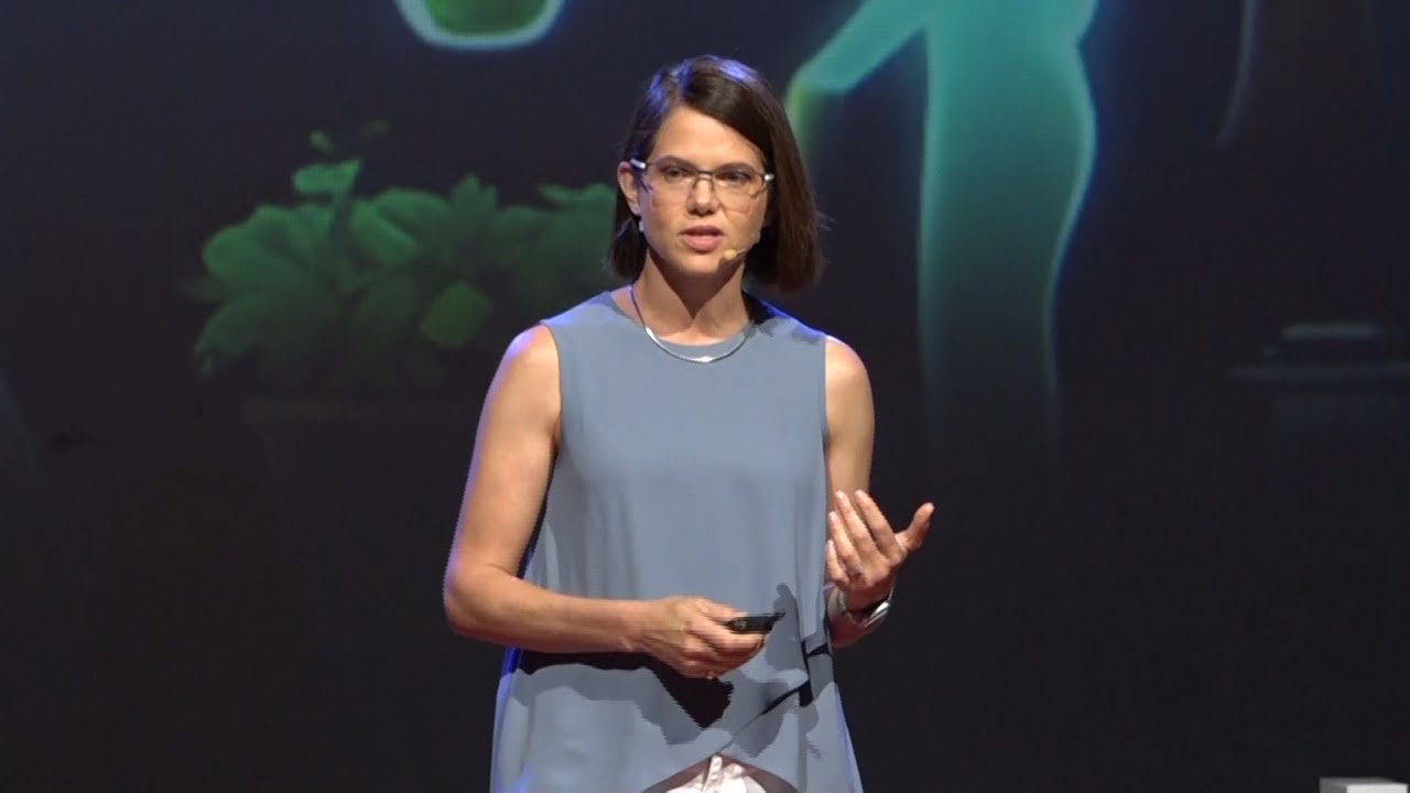 Menos héroes, más humanidad | Aimèe Leslie | TEDxPuraVida