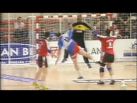 Cuarto tanto de Kisselev, cómo supera a Vladimir. Recopa 1999/00. SanAntonio-Dunaferr. Final-Ida