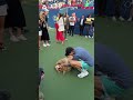 Jannik SInner fa le coccole al cane.