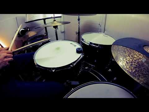 Accenti su sedicesimi, tenendo la cassa in quattro e aprendo il  charleston in levare.