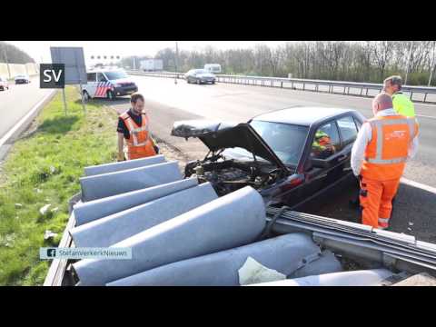 Auto botst tegen RIMOB bij afslag A28 Zwolle-Zuid - ©StefanVerkerk.nl