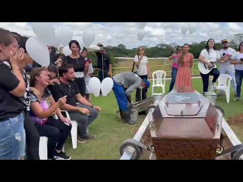 Familiares e amigos se despedem de Nayara Vilela