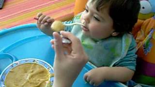 Perfeccionando el comer con cuchara