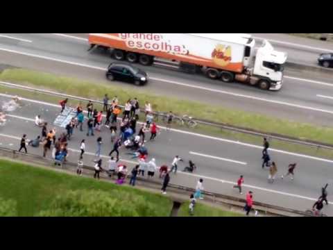 Motorista fura bloqueio na Dutra e atropela manifestantes