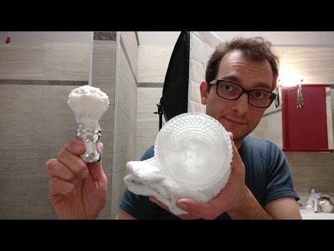 La spugna di acqua dolce da pigmentary nota su un corpo La crema di giorno di decolorazione intorno a occhi di un siberik
