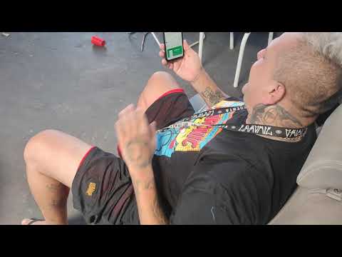 Mano Fler assistindo o lançamento do novo som junto com o Fábio Brazza