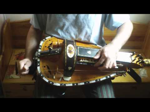 An dro (Trois Matelots), vielle à roue - hurdy gurdy