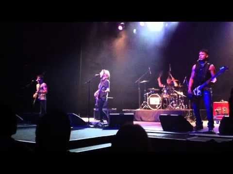 Frankie Whyte and the Dead Idols - live (fan shot) Keep Walking