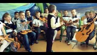 Dziecięca Orkiestra Kameralna w Przytocku pod batutą Macieja Poźniaka