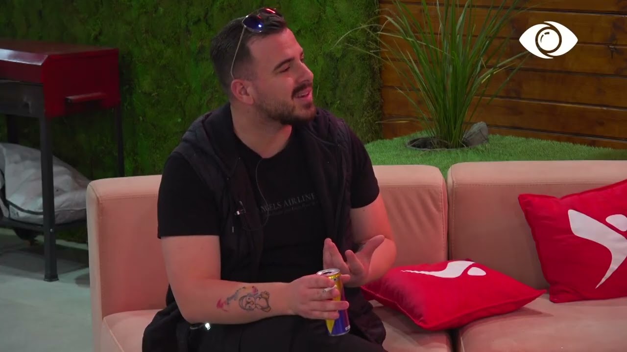 Kur flet, del jashtë vetes, banorët bëjnë thashetheme për Zhaklinën