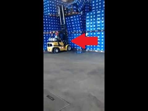 &bdquo;Ce-ai făcut, Gigele?!&rdquo; Angajatul unui magazin a reușit să facă un adevărat dezastru &icirc;n depozitul cu bere! Toți au r&acirc;s de el! (VIDEO)