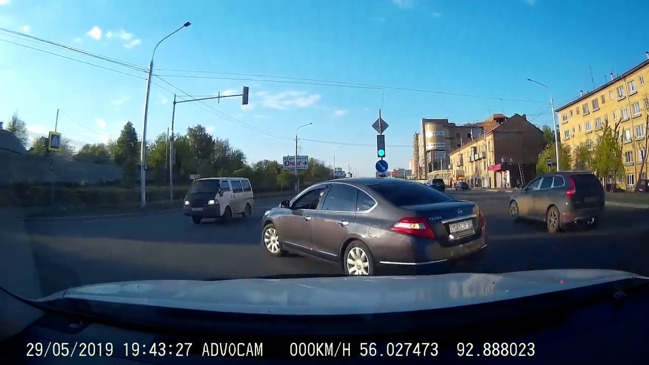 Думал, что проскочит на красный, но не успел