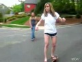 Chica en skateboard come concreto