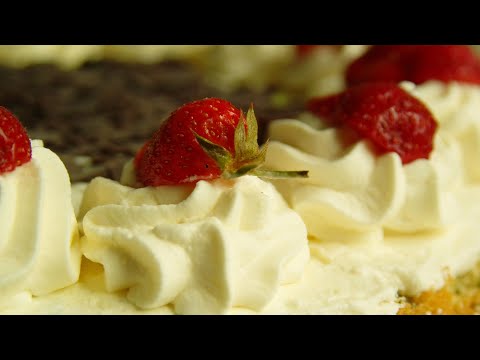 Schmeckt so lecker! Erdbeer-Joghurt-Sahne Torte mit Spinat Biskuitteig