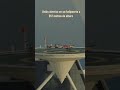 Avión aterriza en un helipuerto a 212 metros de altura. #redbull #dubai #burjalarab #landing