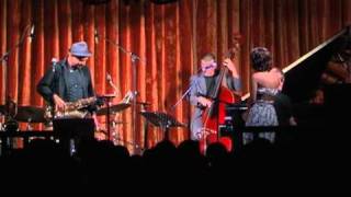 JOAN CHAMORRO presenta ANDREA MOTIS