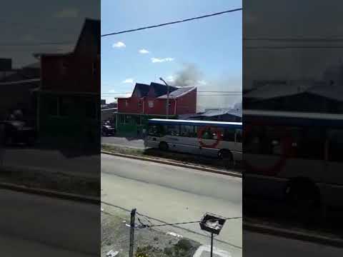 Chofer de colectivos salva personas de un incendio