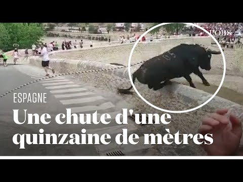 Un taureau se précipite dans le vide lors d'une fête en Espagne
