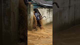 Download lagu Tense Moments! Man Breaks Through House Wall, Swept Away by Flash Floods in Bekasi! mp3