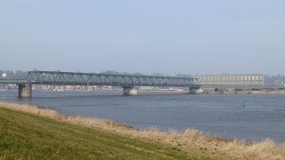 preview picture of video 'Hohnstorf: Elbe, Elbbrücke (Railway/Road Bridge) Lauenburg - 4K Video Picture'