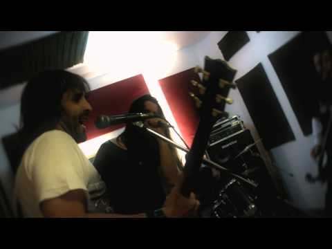 "ENTRE EL BRONCE Y LA MADERA" - GUILLERMINA