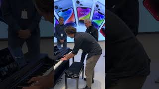 Download lagu Pianist Plays iPhone Ringtone for Tim Cook mp3