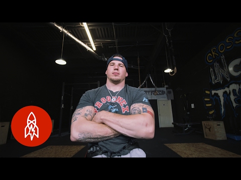 二重切断のフィットネストレーナー (The Double Amputee Fitness Trainer)