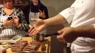 preview picture of video 'Ateliers de Yannick, cours de cuisine en Normandie: le chocolat c'est meilleur avec les doigts!'