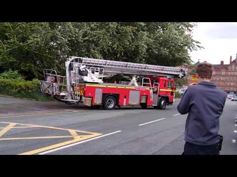 *RARE* Greater Manchester Fire and Rescue Service Volvo FL6 Hydraulic Platform responding