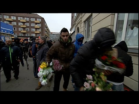 Kozojebcy usuwają kwiaty z miejsca zmachu 