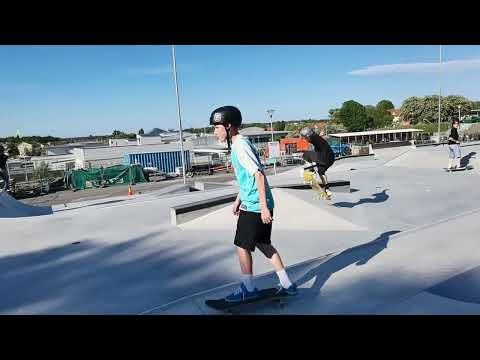 SKATEPARKEN i RONNEBY (barn och ungdomar som åker skateboard dagarna före invigningen - 2023-05-31