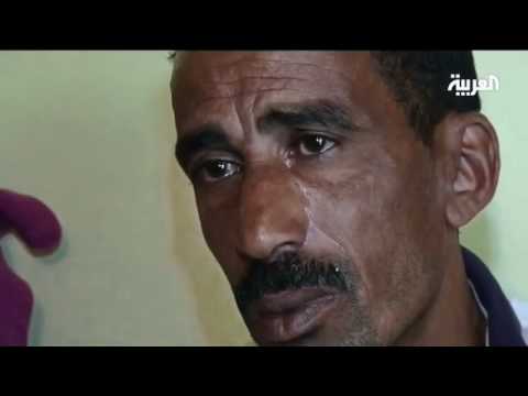 جزائري وفي  لزوجته يحملها على كتفيه منذ 5 سنوات بعد ان أصيبت بشلل