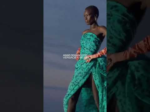 AWAR WALKS FOR VERSACE FALL/WINTER 2023. #shorts #versace #fashionshow #runway #fashionmodel