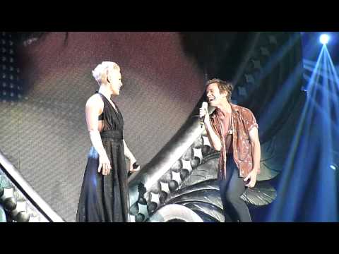 P!nk feat. Nate Russ - Just give me a reason live in Hamburg am 01.05.2013