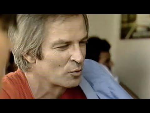 אריק איינשטיין - יושב על הגדר | קליפ