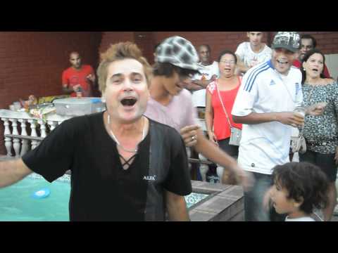 Paulinho Gama dançando e dublando Michel Teló