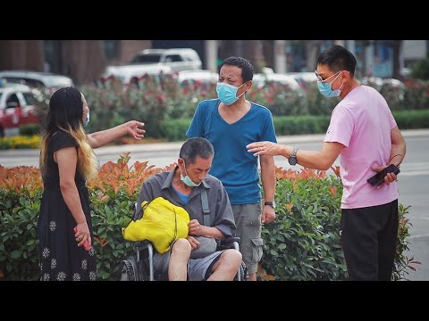當子女因不願贍養老人當街爭吵，路人：難道你們不是爹娘養的