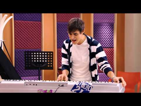 Seriál Violetta na Disney Channel - Leon zpívá „Voy por Ti" Epizoda 19