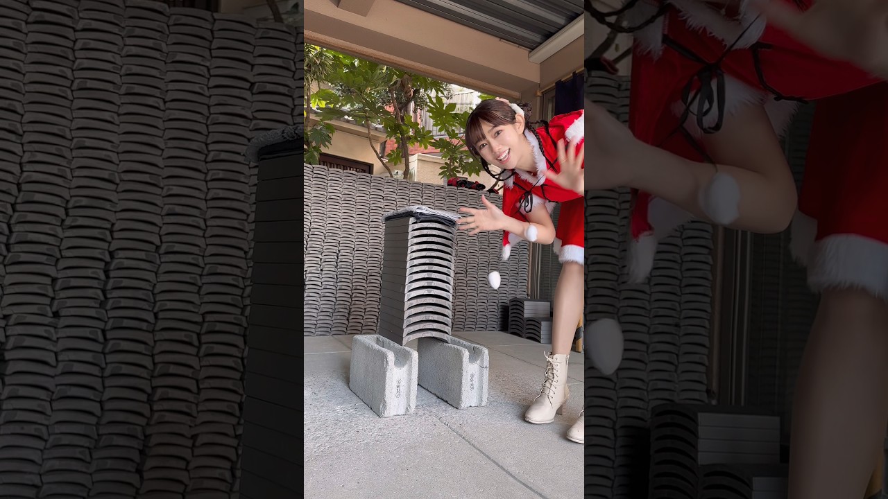 ⌇Merry Christmas! 瓦割り🎅⊹꙳Let’s Break Some Bricks! ⁡______#瓦割り #かかと落とし #サンタコス #christmas