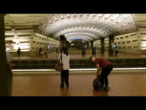 ⁴ᴷ⁶⁰ Walking Washington, DC: Tour of the Metro Center subway station