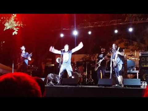 Espantapajarracos. El sheriff fue quien la violó.