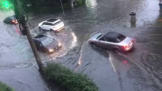 VIDEO FOTO: Stradă din Sibiu inundată - Mașinile înaintează cu greu prin apă 3 video
