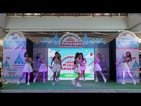 VID 3013 The Glass Girl [Full Stage]  - AI Character Wonderland 2022 @ Fashion Island